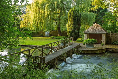 ABLINGTON_MANOR_GLOUCESTERSHIRE_WOODEN_BRIDGE_OVER_COLN_RIVER_IN_SUMMER_SUMMERHOUSE_SUMMER_HOUSE_BUI
