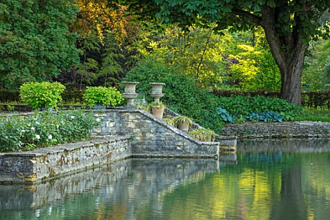 ABLINGTON_MANOR_GLOUCESTERSHIRE_VIEW_ACROSS_RIVER_COLN_TO_URNS_AND_STEPS_INTO_RIVER_CLASSIC_COUNTRY_
