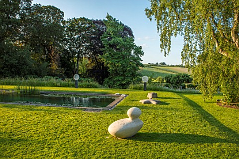 ASTHALL_MANOR_OXFORDSHIRE_LAWN_SWIMMING_POOL_WATER_LIMESTONE_SCULPTURE_BY_JASON_MULLIGAN_COUNTRY_GAR