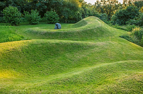ASTHALL_MANOR_OXFORDSHIRE_TURF_MOUNDS_SUNSET_LAWN_HILL_HILLS_VIEWING_MOUND_GREEN_GRASS