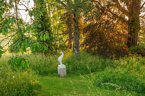 ASTHALL_MANOR_OXFORDSHIRE_SUNRISE_LAWN_TREES_MEADOW_SCULPTURE_CREATURA_BY_JAYA_SCHUERCH