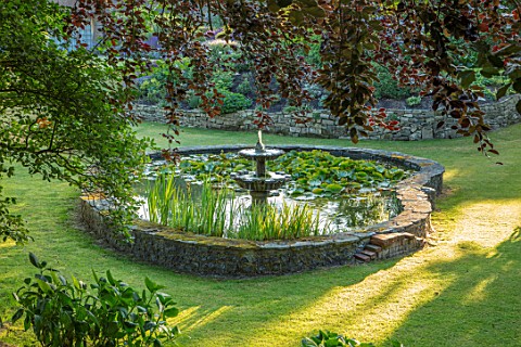 TOWN_PLACE_GARDEN_SUSSEX_LAWN_CIRCULAR_POOL_FOUNTAIN_WATER_POND_RAISED_SUMMER