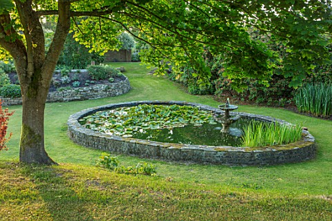TOWN_PLACE_GARDEN_SUSSEX_LAWN_CIRCULAR_POOL_FOUNTAIN_WATER_POND_RAISED_SUMMER