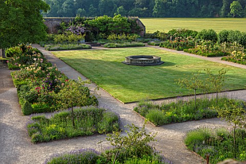 THE_WALLED_GARDEN_AT_COWDRAY_WEST_SUSSEX_VIEW_OVER_LAWN_AND_STONE_FOUNTAIN_BORDERS_GREEN_ENGLISH_COU