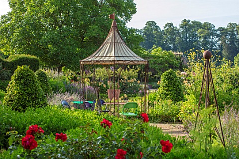 THE_WALLED_GARDEN_AT_COWDRAY_WEST_SUSSEX_OUTDOOR_DINING_SEATING_AREA_TABLE_CHAIRS_BOX_PARTERRES_GREE
