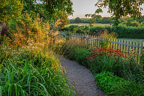 MEADOW_FARM_GARDEN_AND_NURSERY_WORCESTERSHIRE_PATH_WOODEN_FENCE_FENCING_BOUNDARY_BOUNDARIES_STIPA_GI