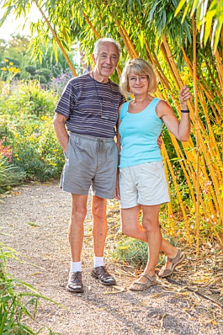 MEADOW_FARM_GARDEN_AND_NURSERY_WORCESTERSHIRE_GARDEN_OWNERS_ROB_AND_DIANE_COLE_BESIDE_PHYLLOSTACHYS_