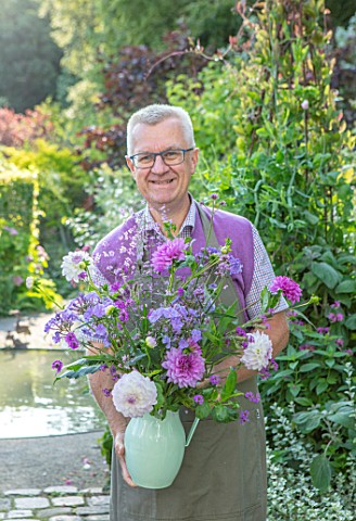 CLAUS_DALBY_GARDEN_DENMARK_CLAUS_DALBY_HOLDING_A_BOUQUET_OF_FLOWERS_FROM_THE_GARDEN