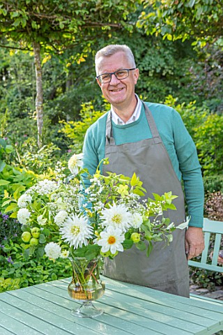 CLAUS_DALBY_GARDEN_DENMARK_CLAUS_DALBY_ARRANGING_A_BOUQUET_OF_WHITE_FLOWERS_FROM_THE_GARDEN
