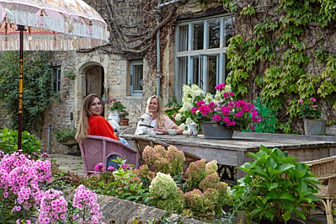 PYTTS_HOUSE_OXFORDSHIRE_ANNA_AND_ROSIE_DE_KEYSER_AT_THE_TABLE_ON_THE_PATIO_TERRACE