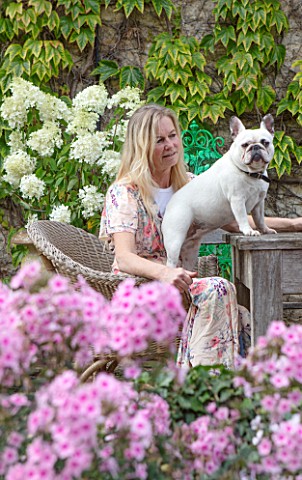 PYTTS_HOUSE_OXFORDSHIRE_OWNER_ANNA_DE_KEYSER_WITH_HER_DOG_MABLE_ON_THE_TERRACE_OUTSIDE_THE_HOUSE_PAT