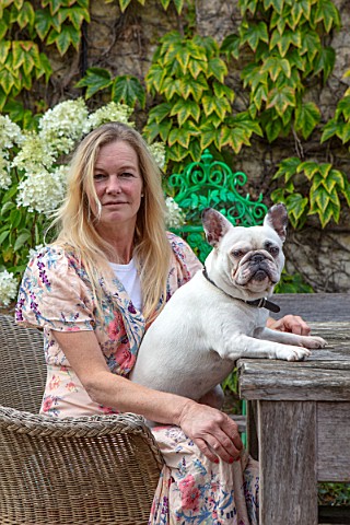 PYTTS_HOUSE_OXFORDSHIRE_OWNER_ANNA_DE_KEYSER_WITH_HER_DOG_MABLE_ON_THE_TERRACE_OUTSIDE_THE_HOUSE_PAT