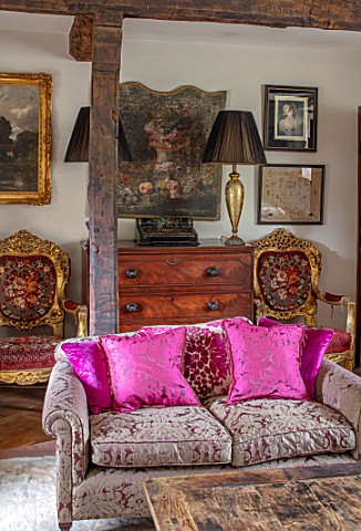 PYTTS_HOUSE_OXFORDSHIRE_SITTING_ROOM_SOFAS_CUSHIONS
