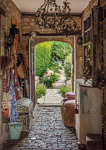 PYTTS_HOUSE_OXFORDSHIRE_COBBLED_PASSAGEWAY_VIEW_TO_GARDEN_BEYOND