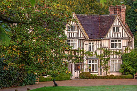 PASHLEY_MANOR_GARDEN_SUSSEX_THE_HOUSE_AND_MAIN_DRIVE_IN_AUTUMN