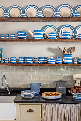 ALHAM_FARM_SOMERSET_CORNISHWARE__TRADITIONAL_FARMHOUSE_KITCHEN_IN_BLUE_AND_CREAM_ENGLISH_COUNTRY_COT