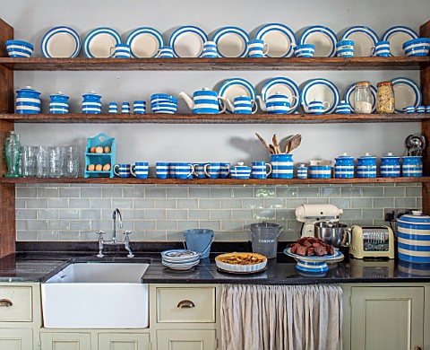 ALHAM_FARM_SOMERSET_CORNISHWARE__TRADITIONAL_FARMHOUSE_KITCHEN_IN_BLUE_AND_CREAM_ENGLISH_COUNTRY_COT