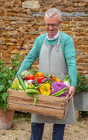 CLAUS_DALBY_HOLDING_VEGETABLES