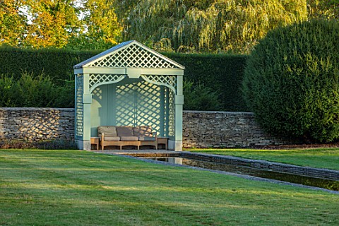 RADCOT_HOUSE_OXFORDSHIRE_THE_LONG_POND_BEECH_HEDGES_HEDGING_POOL_CANAL_GAZEBO_SEAT_SEATING_AUTUMN