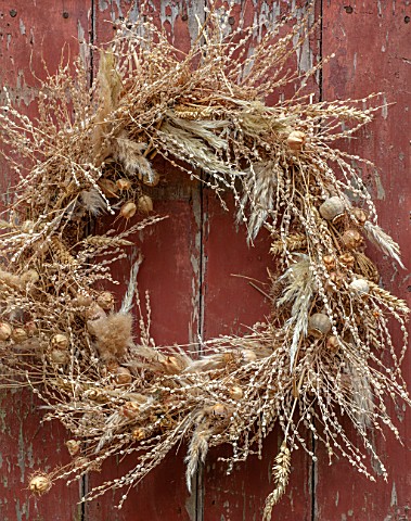 FLOWERS_FROM_THE_FARM_MARBURY_HALL_DESIGNER_SOFIE_PATONSMITH_DRIED_SEED_HEAD_WREATH_ON_SHED_DOOR_NIG