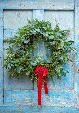 FLOWERS_FROM_THE_FARM_MARBURY_HALL_DESIGNER_SOFIE_PATONSMITH_NATURAL_WREATH_WITH_RED_RIBBON_BLUE_DOO