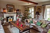 PYTTS HOUSE, OXFORDSHIRE: LIVING ROOM WITH FIREPLACE, SOFAS, CHRISTMAS TREE, WINTER