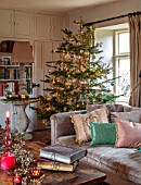 PYTTS HOUSE, OXFORDSHIRE: LIVING ROOM WITH CHRISTMAS TREE, CANDLES, MIRROR, LOUNGES, CUSHIONS, WINTER