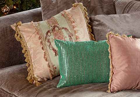 PYTTS_HOUSE_OXFORDSHIRE_CHRISTMAS_LIVING_ROOM_CUSHIONS