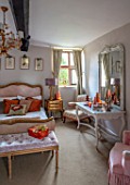 PYTTS HOUSE, OXFORDSHIRE: CLASSIC BEDROOM, GOLD, BURNT ORANGE: BED, TABLE, CHRISTMAS