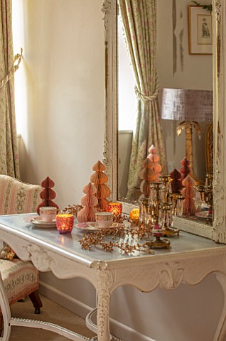 PYTTS_HOUSE_OXFORDSHIRE_CLASSIC_BEDROOM_GOLD_BURNT_ORANGE_TABLE_CHRISTMAS_CANDLES_PAPER_DECORATIONS_