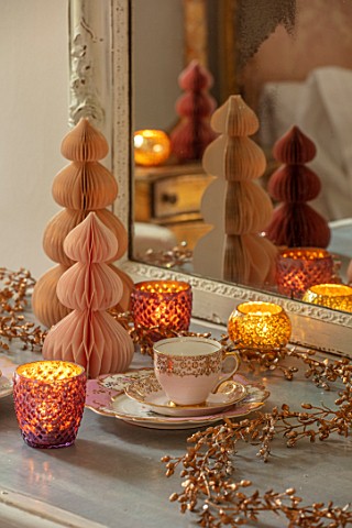 PYTTS_HOUSE_OXFORDSHIRE_CLASSIC_BEDROOM_GOLD_BURNT_ORANGE_TABLE_CHRISTMAS_CANDLES_PAPER_DECORATIONS_