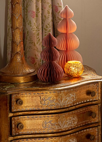 PYTTS_HOUSE_OXFORDSHIRE_CLASSIC_BEDROOM_GOLD_BURNT_ORANGE_CHRISTMAS_CANDLES_PAPER_DECORATIONS_LAMP