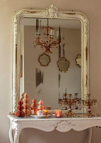 PYTTS_HOUSE_OXFORDSHIRE_CLASSIC_BEDROOM_GOLD_BURNT_ORANGE_CHRISTMAS_CANDLES_PAPER_DECORATIONS_MIRROR