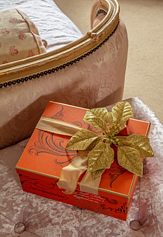 PYTTS_HOUSE_OXFORDSHIRE_CLASSIC_BEDROOM_GOLD_BURNT_ORANGE_CHRISTMAS_PRESENT_AT_END_OF_BED
