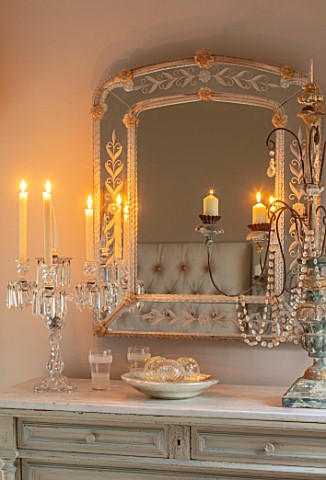 PYTTS_HOUSE_OXFORDSHIRE_MASTER_BEDROOM_WHITE_CREAM_ROSE_PINK_DRESSING_TABLE_CANDLES_MIRROR_CHRISTMAS
