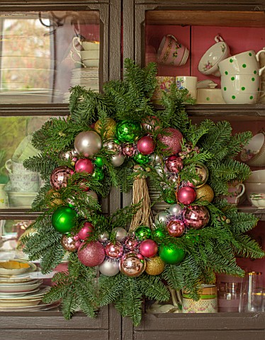 PYTTS_HOUSE_OXFORDSHIRE_KITCHEN_CHRISTMAS_WREATH_ON_KITCHEN_CABINET