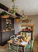 PYTTS HOUSE, OXFORDSHIRE: KITCHEN, CHRISTMAS: WREATH ON KITCHEN CABINET, TABLE, CHAIRS, AGA, COUNTRY, CLASSIC
