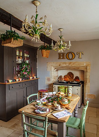 PYTTS_HOUSE_OXFORDSHIRE_KITCHEN_CHRISTMAS_WREATH_ON_KITCHEN_CABINET_TABLE_CHAIRS_AGA_COUNTRY_CLASSIC