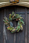 PYTTS HOUSE, OXFORDSHIRE: CHRISTMAS: WREATH ON FRONT DOOR