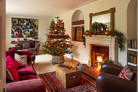 GIBBONS_CROFT_WEST_CLANDON_SURREY_CHRISTMAS__SITTING_ROOM_RED_AND_WHITE_OPEN_FIRE_CHRISTMAS_TREE_MIR
