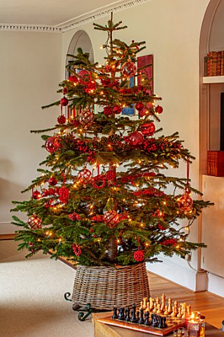 GIBBONS_CROFT_WEST_CLANDON_SURREY_CHRISTMAS__SITTING_ROOM_RED_AND_WHITE_CHRISTMAS_TREE