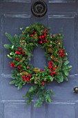 GIBBONS CROFT, WEST CLANDON, SURREY: WREATH ON FRONT DOOR. CHRISTMAS, DECORATIONS