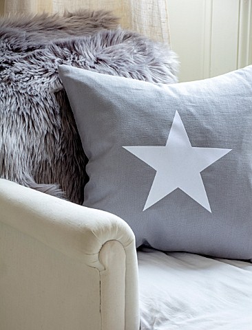 AMANDA_KNOX_HOUSE_GRANTHAM_CHRISTMAS_LIVING_ROOM__GREY_CUSHION_WITH_WHITE_STAR_ON_LOUNGER
