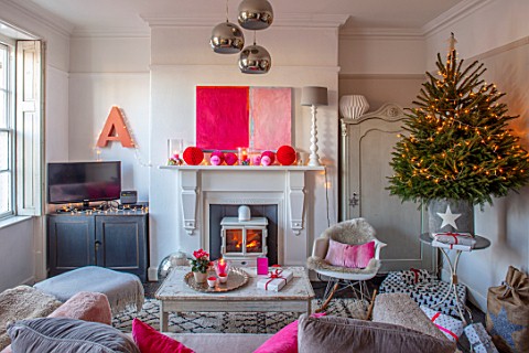 AMANDA_KNOX_HOUSE_GRANTHAM_FRONT_LIVING_ROOM_FIREPLACE_MODERN_ABSTRACT_PAINTING_CHRISTMAS_TREE_TABLE