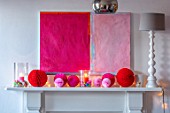AMANDA KNOX HOUSE GRANTHAM: FRONT LIVING ROOM, CHRISTMAS, MANTELPIECE, DECORATIONS, ABSTRACT PAINTING, LAMP, PINK