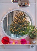 AMANDA KNOX HOUSE GRANTHAM: FRONT LIVING ROOM, CHRISTMAS, DECORATIONS, PINK, MIRROR, CHRISTMAS TREE, REFLECTED, REFLECTIONS