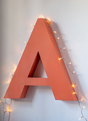 AMANDA_KNOX_HOUSE_GRANTHAM_FRONT_LIVING_ROOM_CHRISTMAS_LETTER_A_DECORATION_FAIRY_LIGHTS