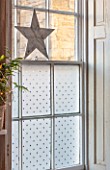 AMANDA KNOX HOUSE GRANTHAM: FRONT LIVING ROOM, CHRISTMAS, FROSTED WINDOW WITH STAR