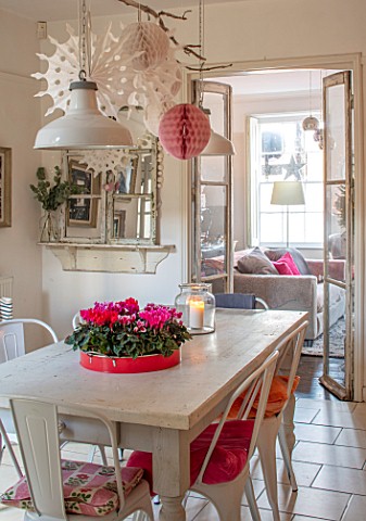 AMANDA_KNOX_HOUSE_GRANTHAM_KITCHEN_DINING_ROOM_CHRISTMAS_CYCLAMEN_FLOWERS_INDOOR_CANDLES_FIREPLACE_D