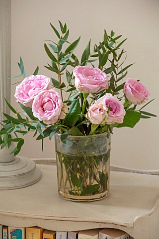 AMANDA_KNOX_HOUSE_GRANTHAM_MASTER_BEDROOM_CHRISTMAS_VASE_WITH_PINK_ROSES_ON_BEDSIDE_TABLE